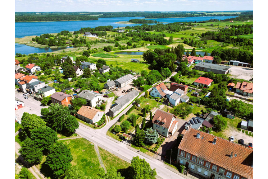 ostródzki, Dąbrówno, dom pomiędzy dwoma jeziorami